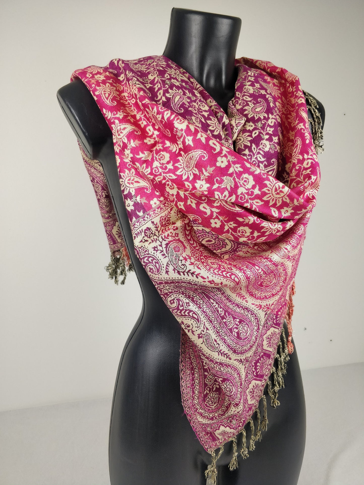 Mehrfarbiger Sankya Wende-Pashmina aus Viskose. Rosa und lila Paisley-Muster.