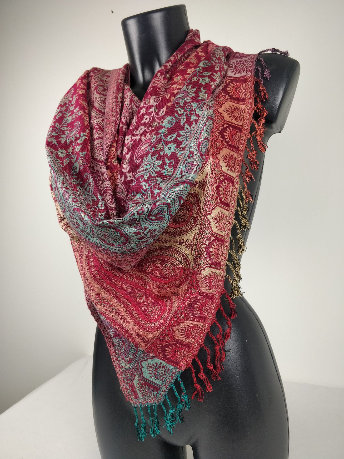 Mehrfarbiger Sankya Wende-Pashmina aus Viskose. Schal mit Paisley-Muster in Fuchsia und Blau.