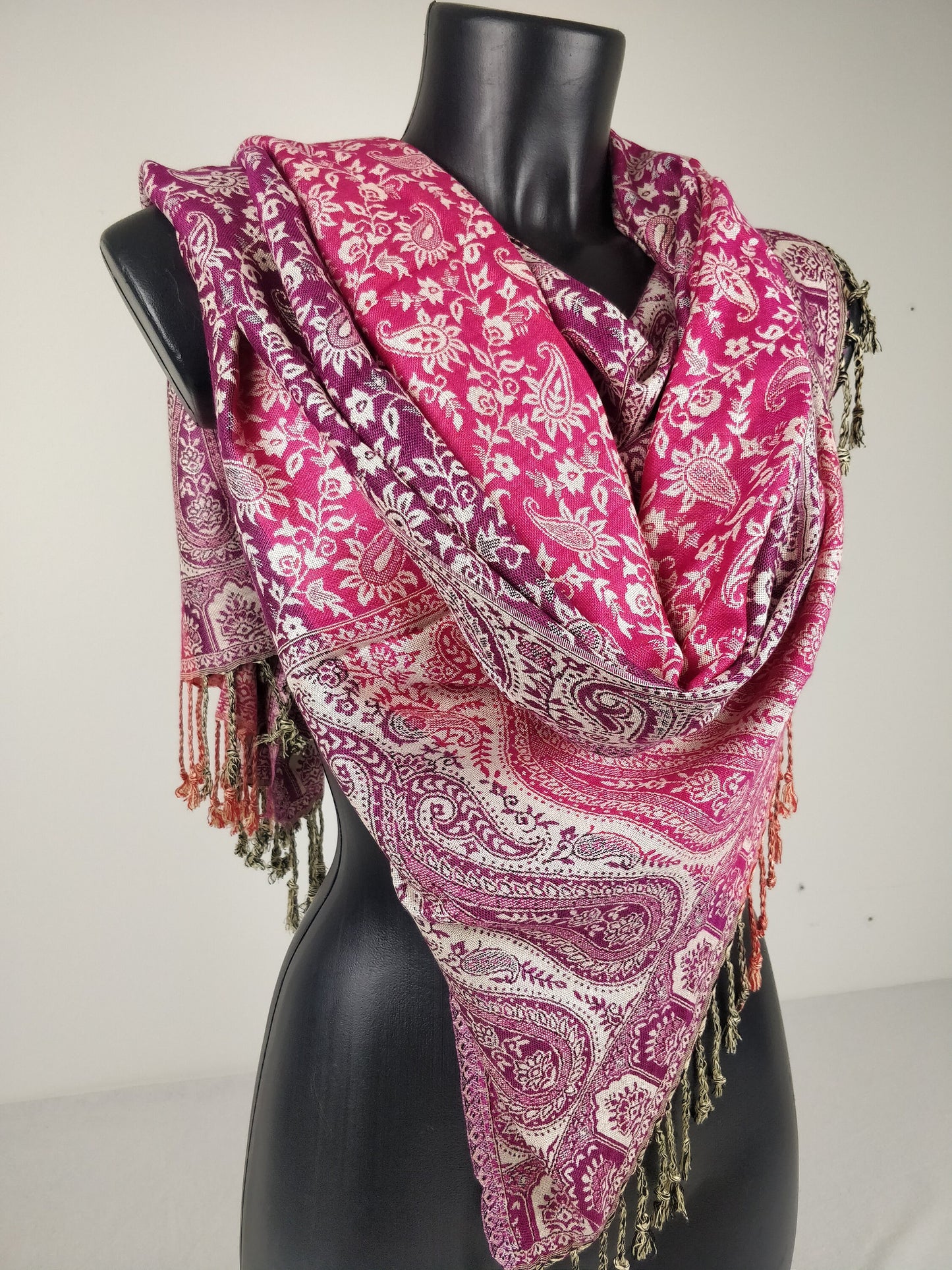 Pashmina réversible Sankya multicolore en viscose. Echarpe motif paisley rose et violet.