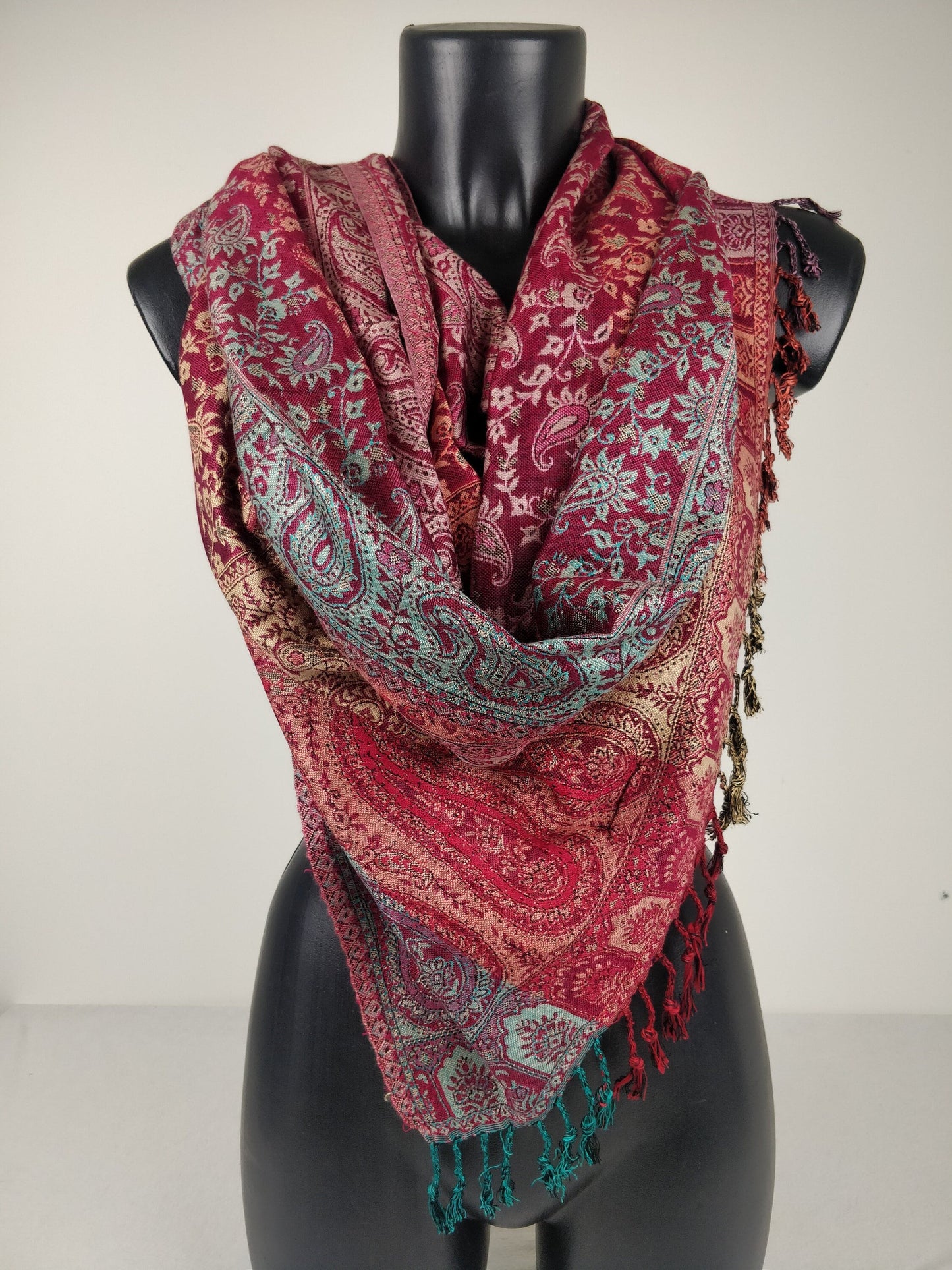 Mehrfarbiger Sankya Wende-Pashmina aus Viskose. Schal mit Paisley-Muster in Fuchsia und Blau.