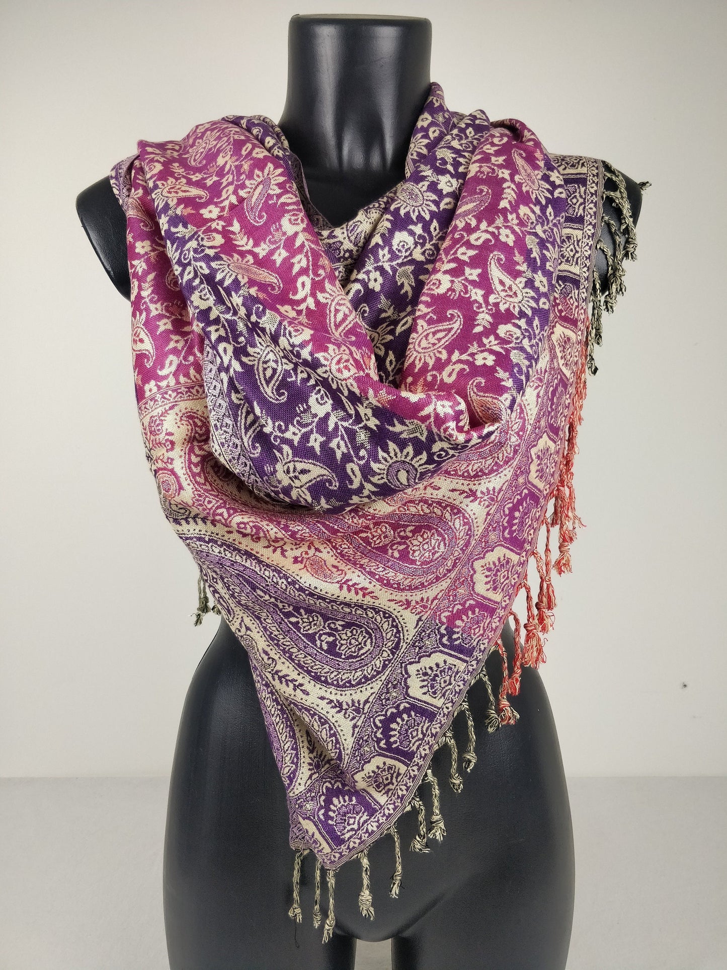 Mehrfarbiger Sankya Wende-Pashmina aus Viskose. Lila und rosa Paisley-Muster.