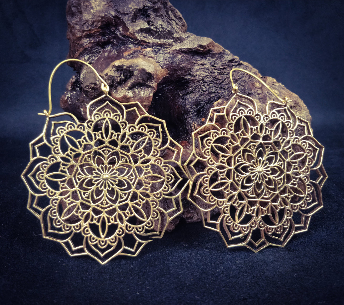 Maxi boucles d'oreilles bohème mandala. Grandes boucles boho chic en laiton / laiton plaqué argent.