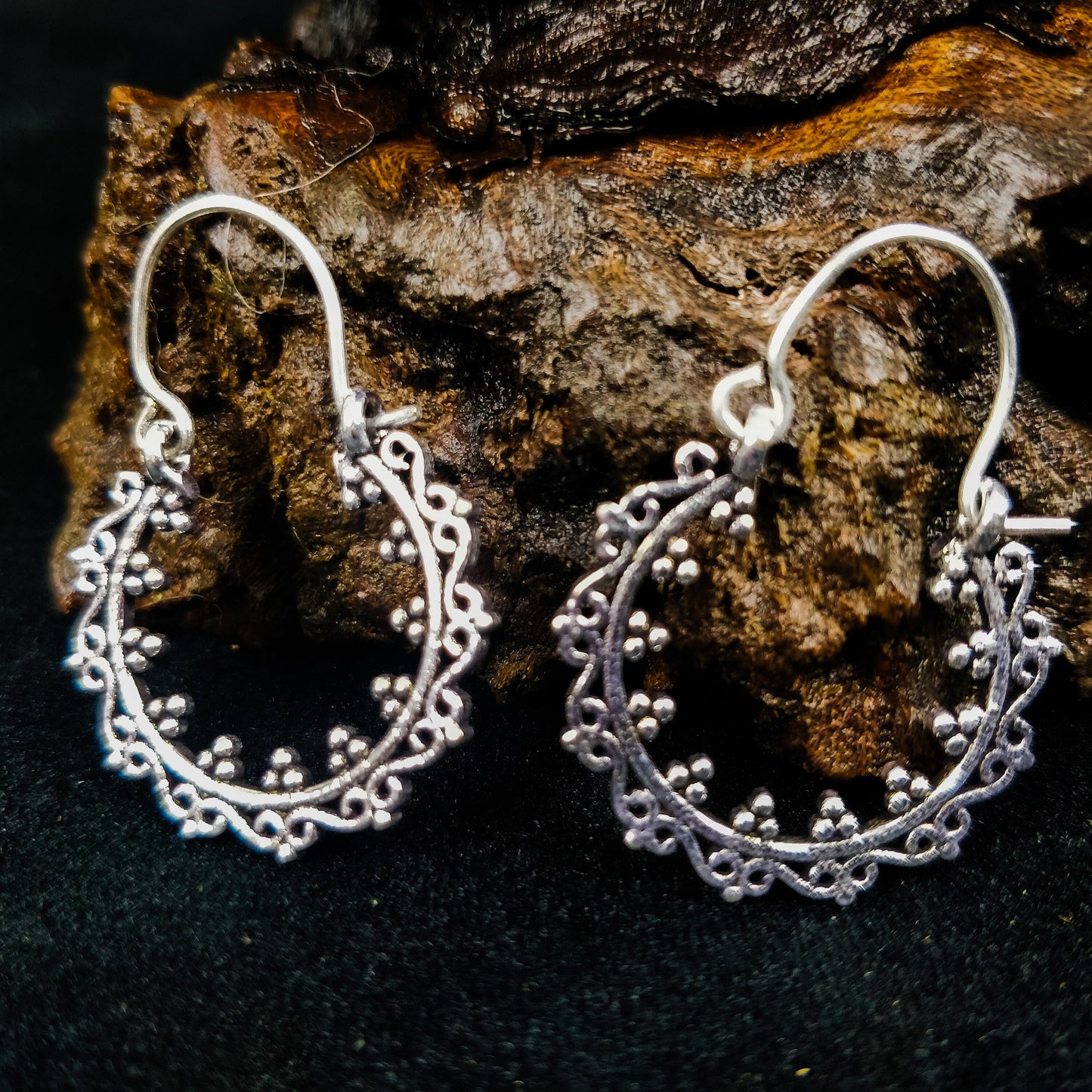 Mini boucles d'oreilles indiennes en laiton / laiton plaqué argent. Créoles bohème.