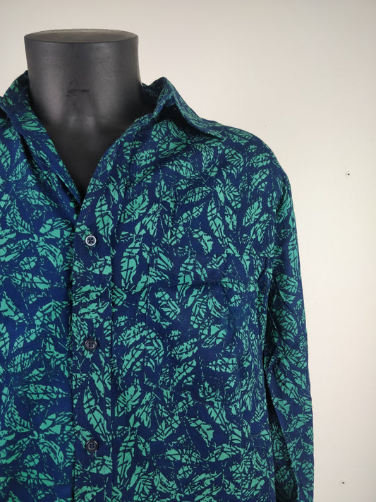 Chemise homme Rama manches longues. Chemise décontractée souple en rayonne. Motif feuilles vert et bleu.