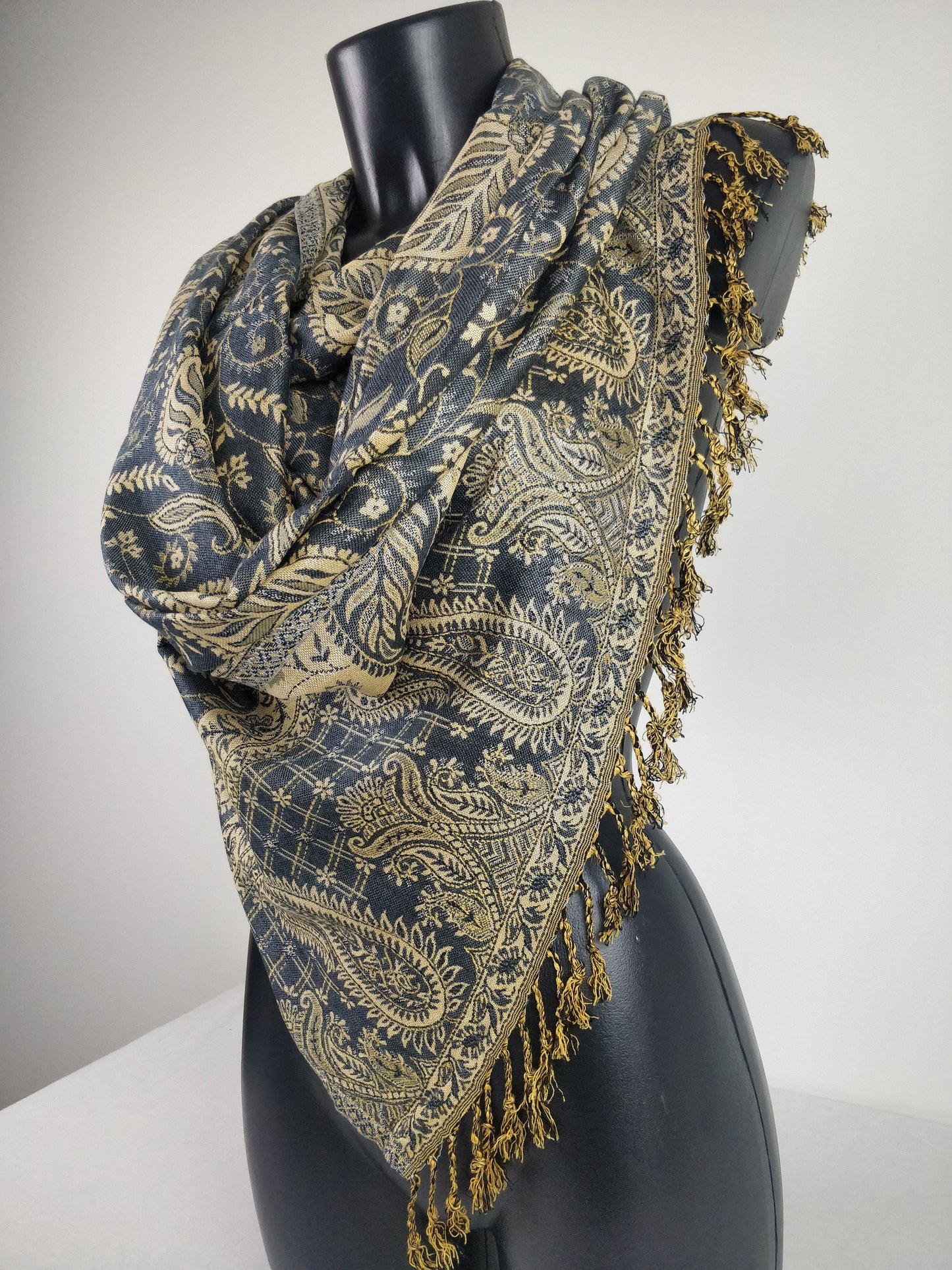 Pashmina Asoha réversible en viscose. Echarpe motif paisley gris.