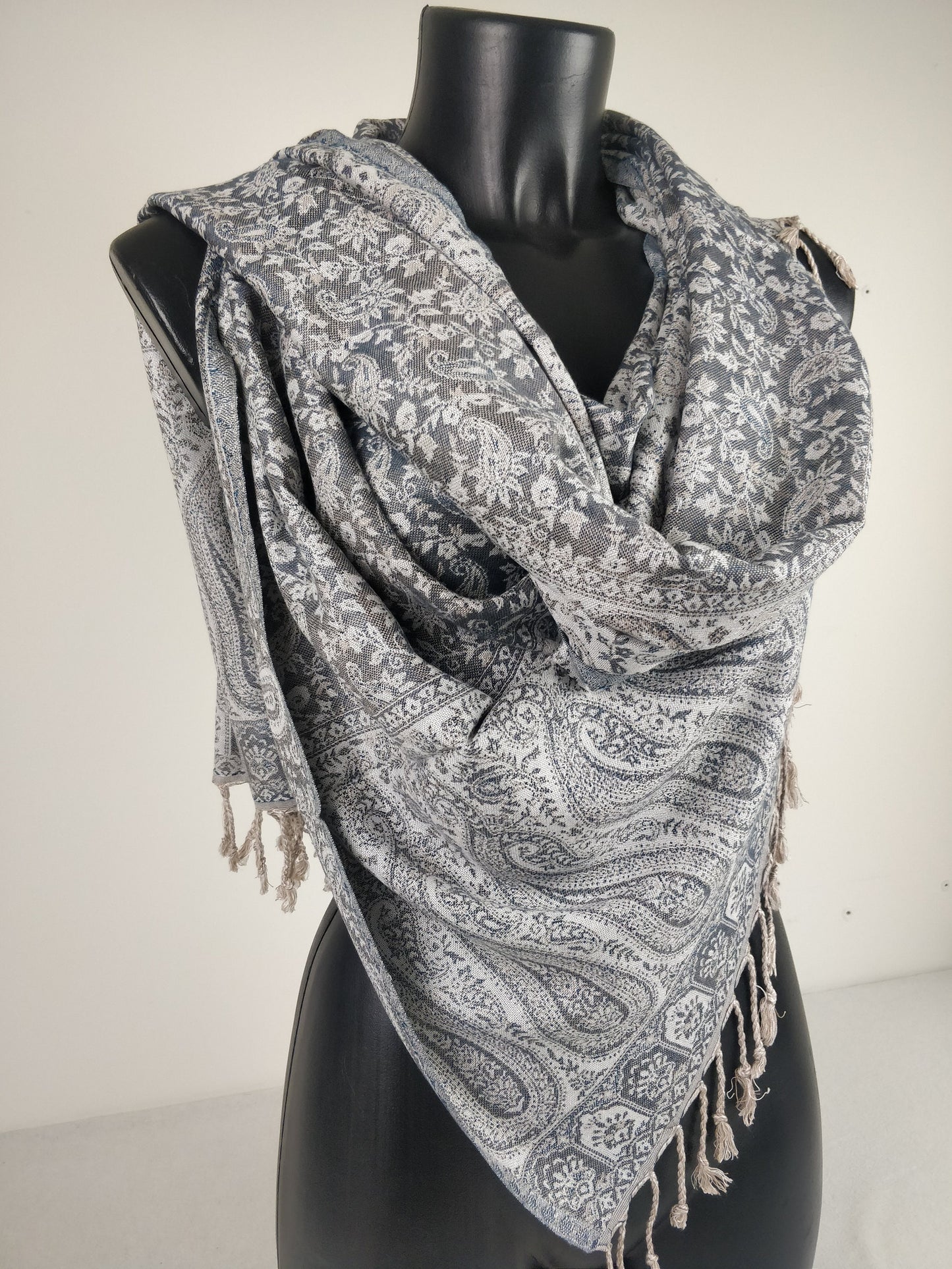 Sankya Wende-Pashmina aus Viskose. Weißer und grauer Schal mit Paisleymuster.