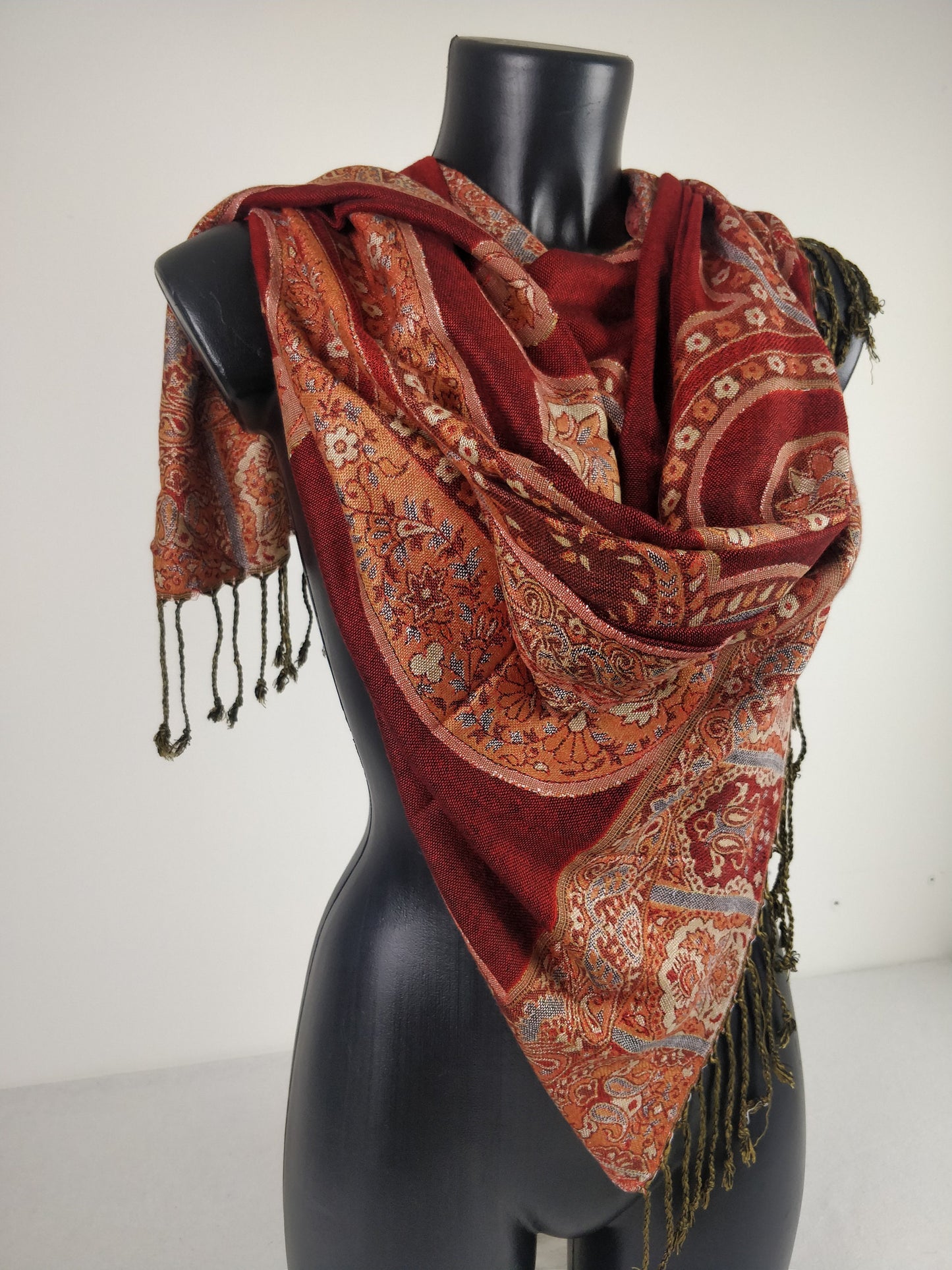 Pashmina Sakti aus Viskose. Rote Paisley-Muster.