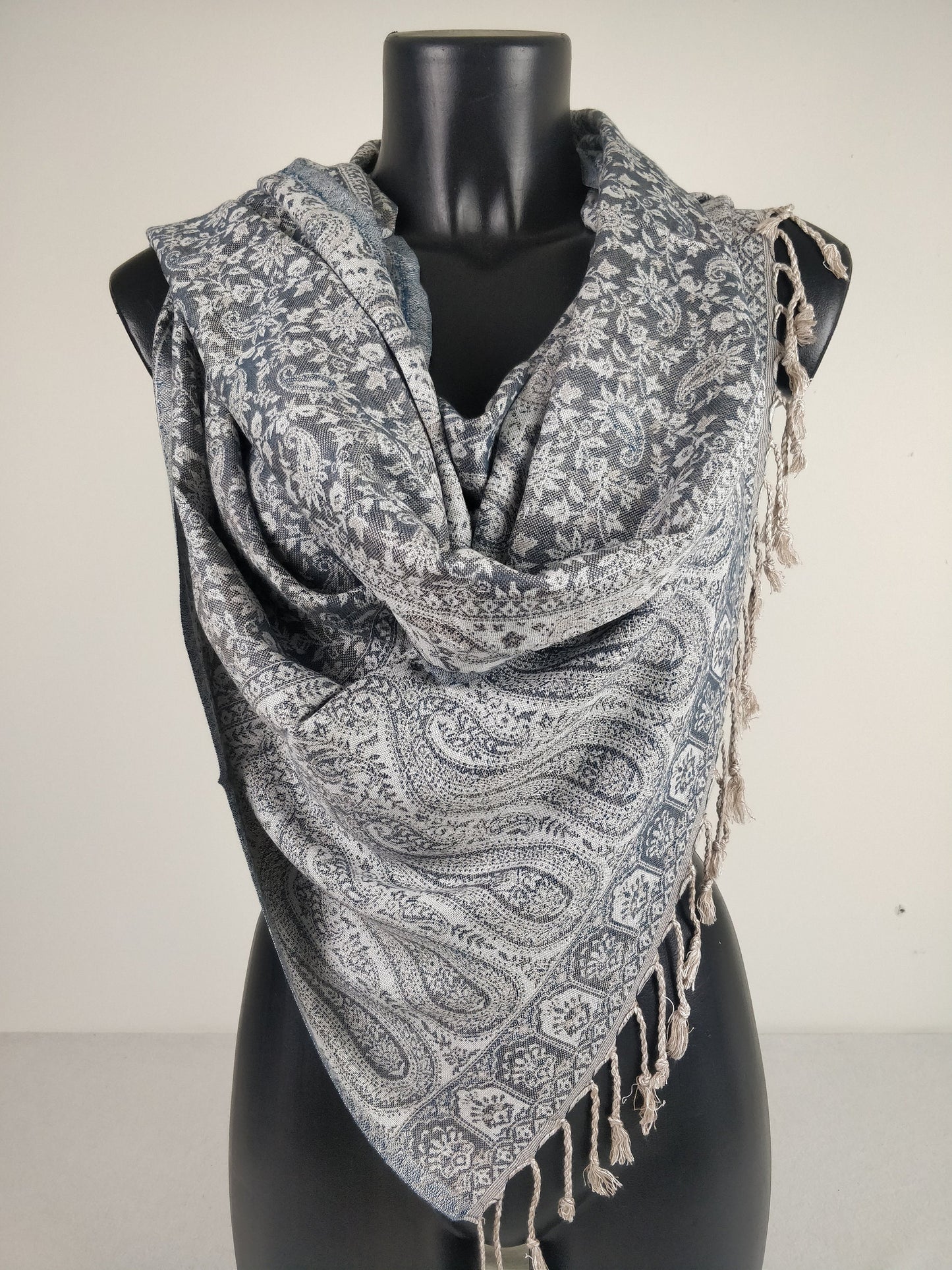 Sankya Wende-Pashmina aus Viskose. Weißer und grauer Schal mit Paisleymuster.