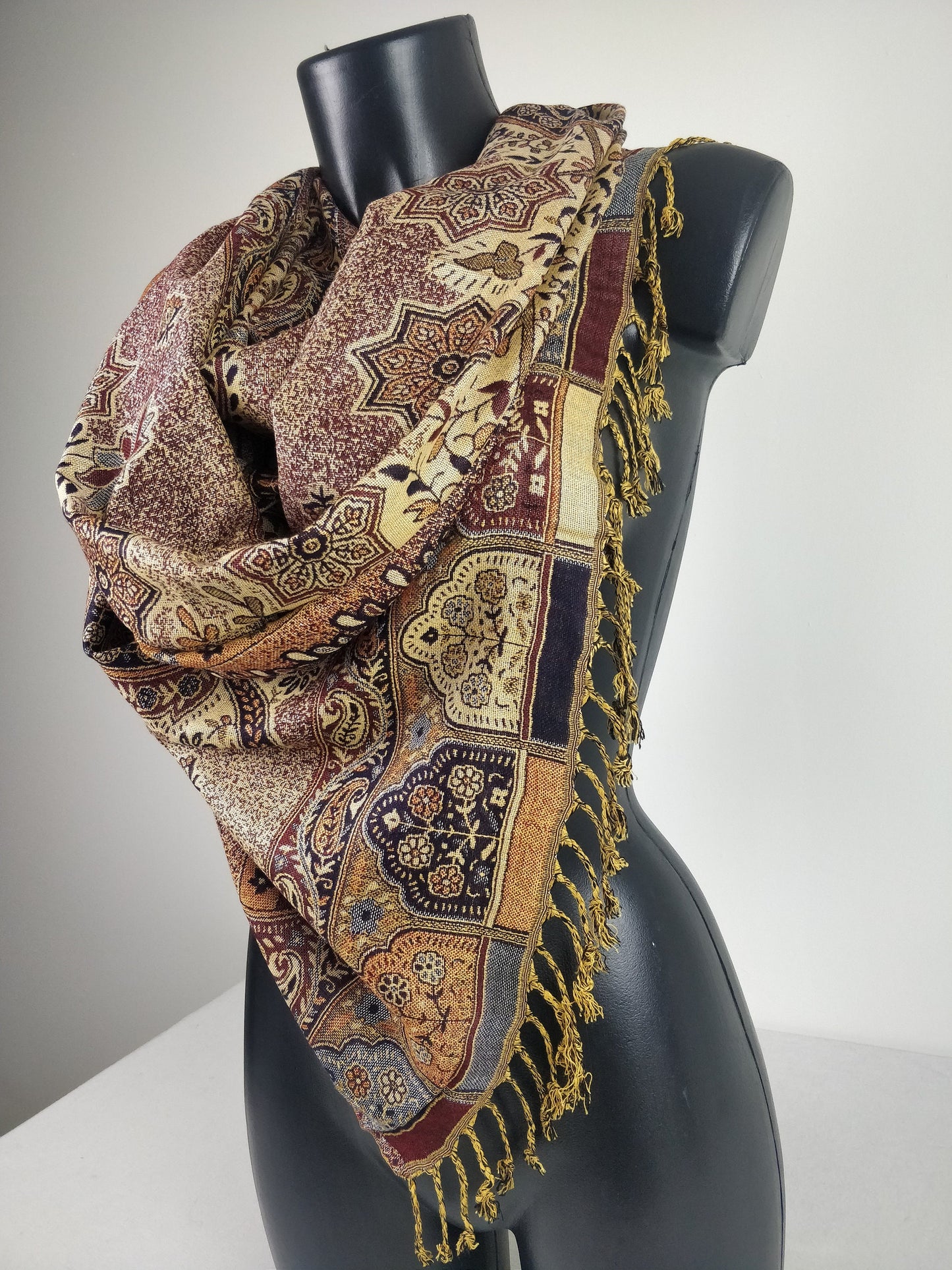 Pashmina vintage Hantra en viscose. Echarpe réversible aux motifs paisley.