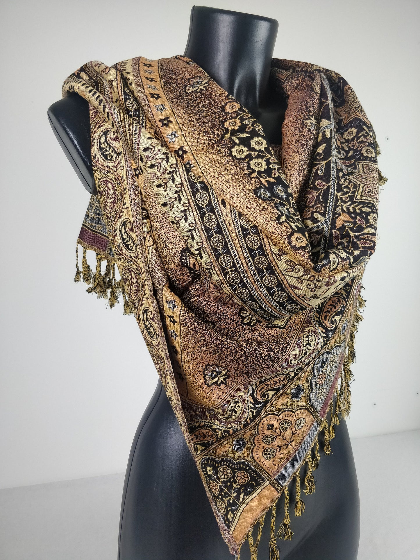 Vintage Hantra Pashmina aus Viskose. Wendeschal mit schwarzen und violetten Paisleymustern.