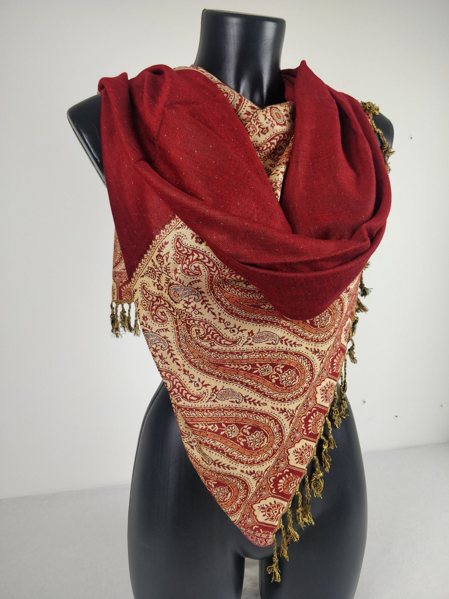 Pashmina Helak réversible en viscose. Echarpe motifs paisley rouge et crème.