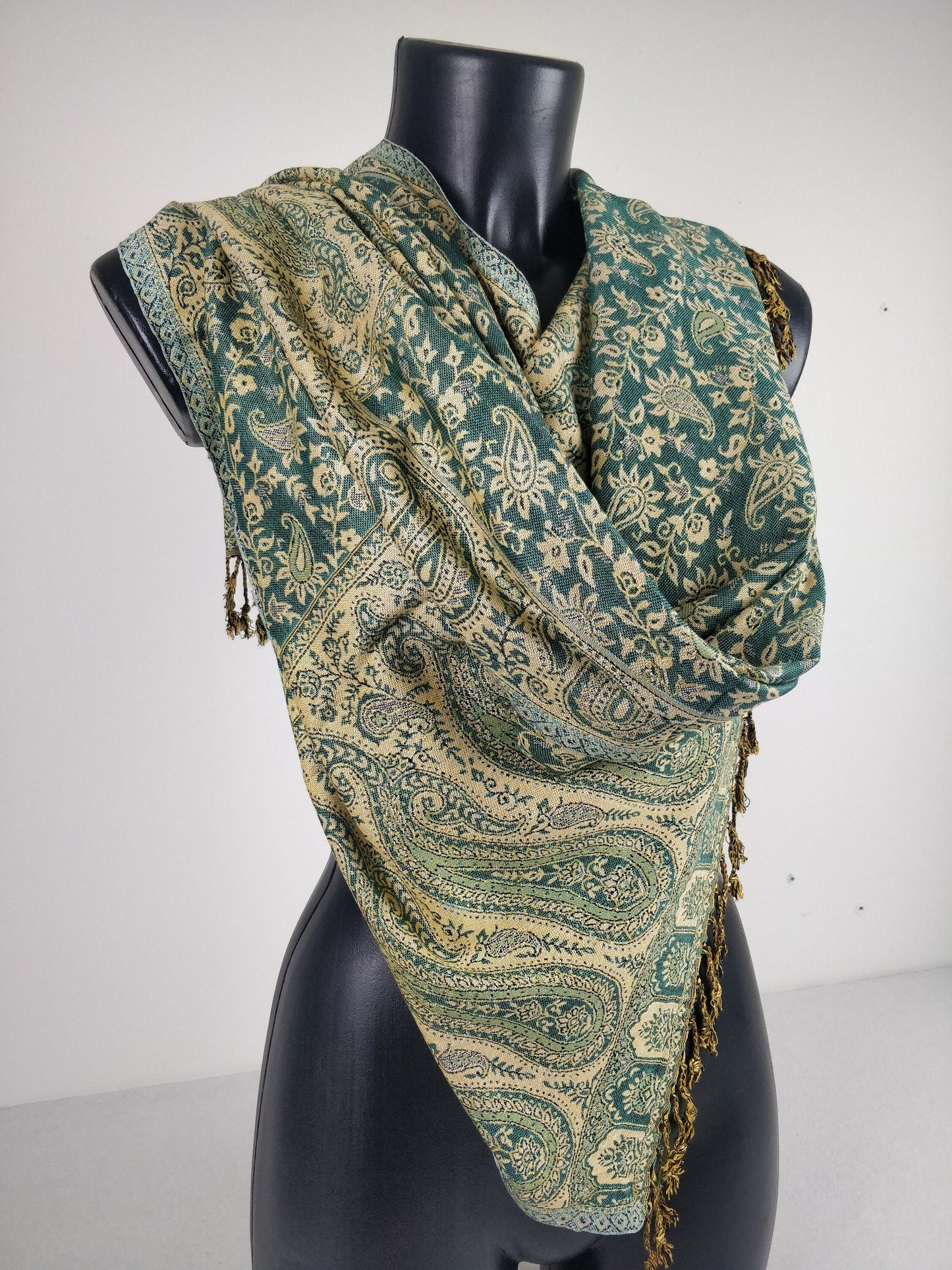 Pashmina réversible Sankya en viscose. Echarpe motif paisley bleu.