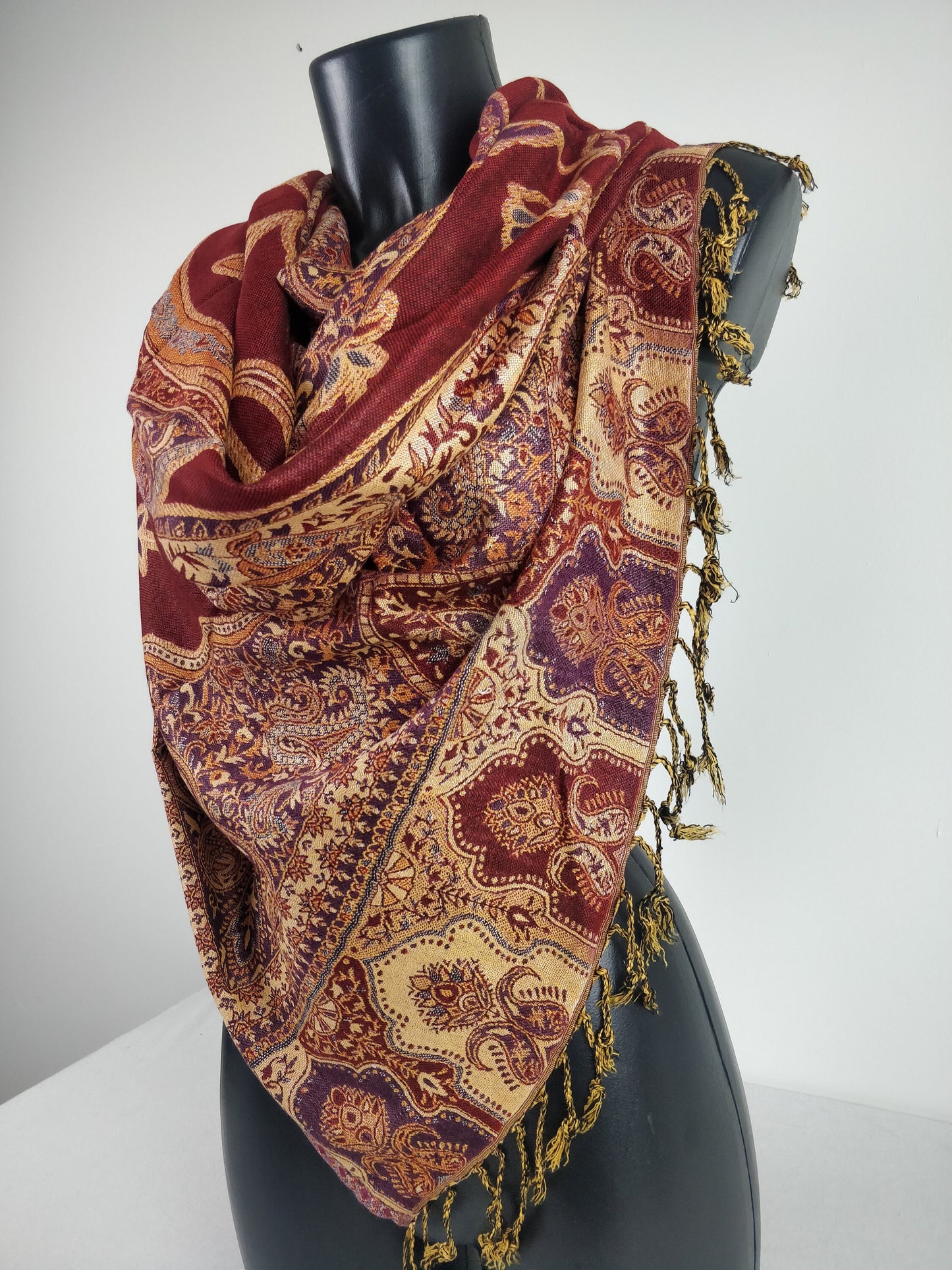 Pashmina vintage Hantra en viscose. Echarpe réversible aux motifs paisley rouge.