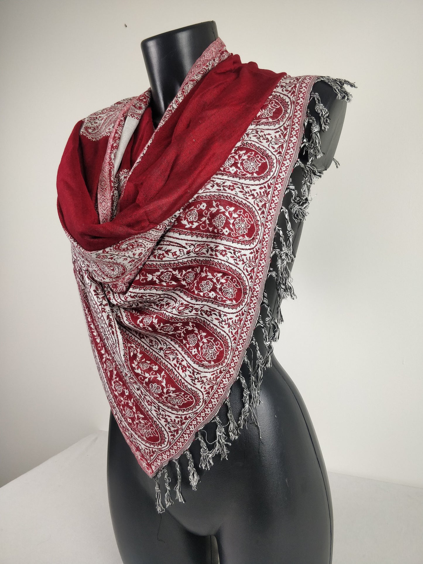 Pashmina Helak réversible en viscose. Echarpe motifs paisley rouge et blanc.