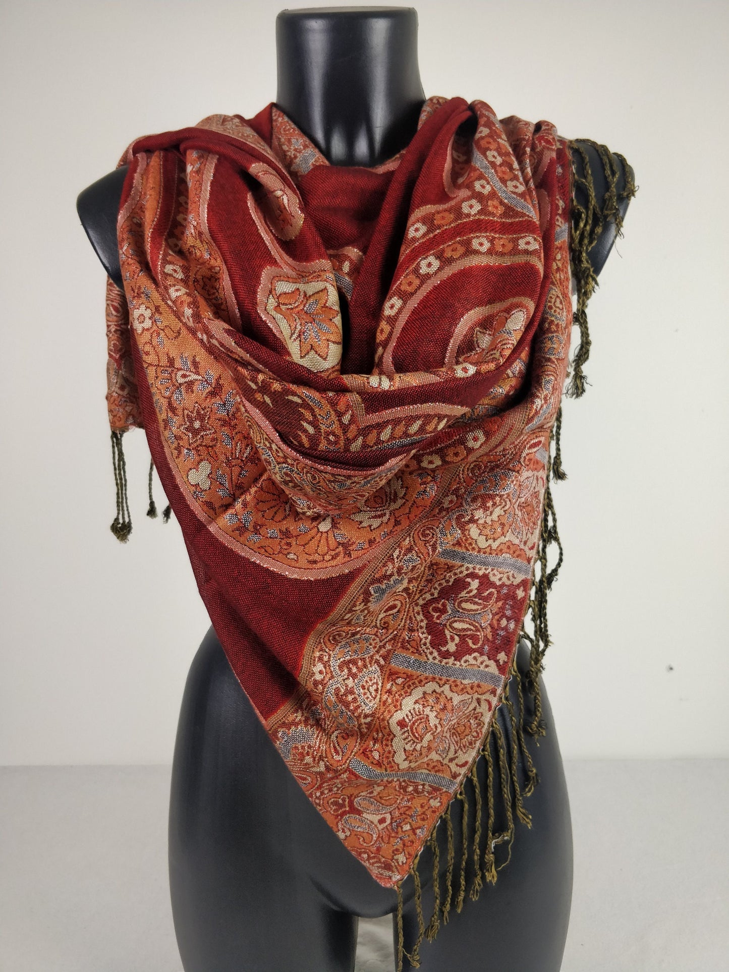 Pashmina Sakti aus Viskose. Rote Paisley-Muster.