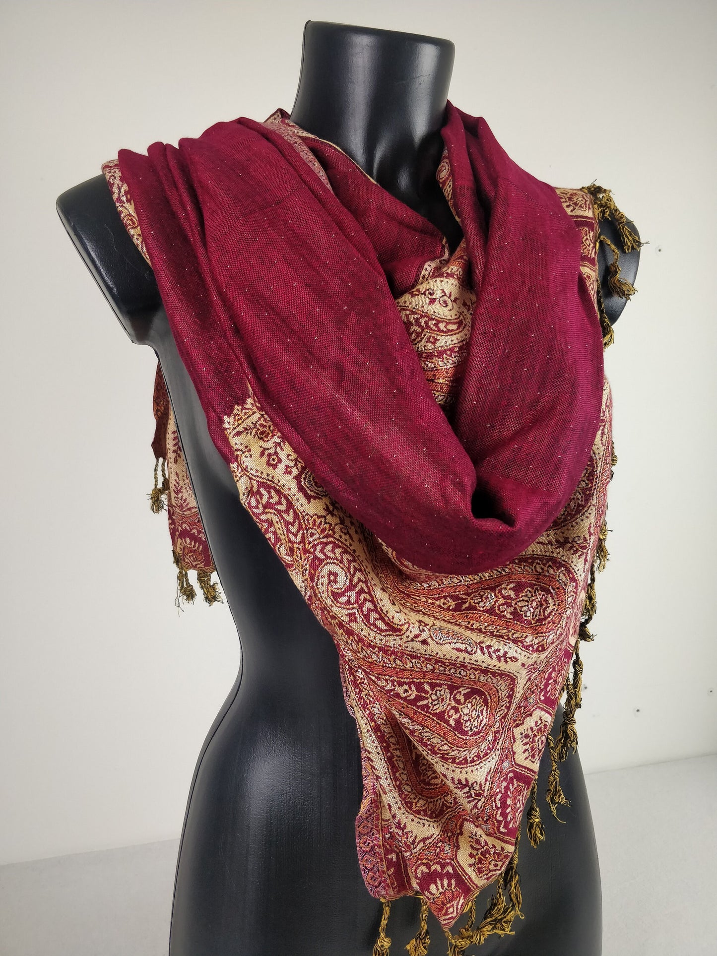 Wende-Pashmina von Helak aus Viskose. Fuchsia- und cremefarbene Paisley-Muster.