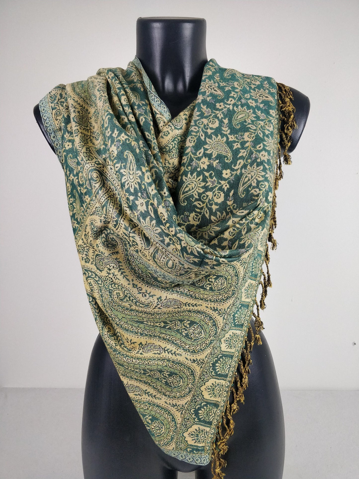 Pashmina réversible Sankya en viscose. Echarpe motif paisley bleu.