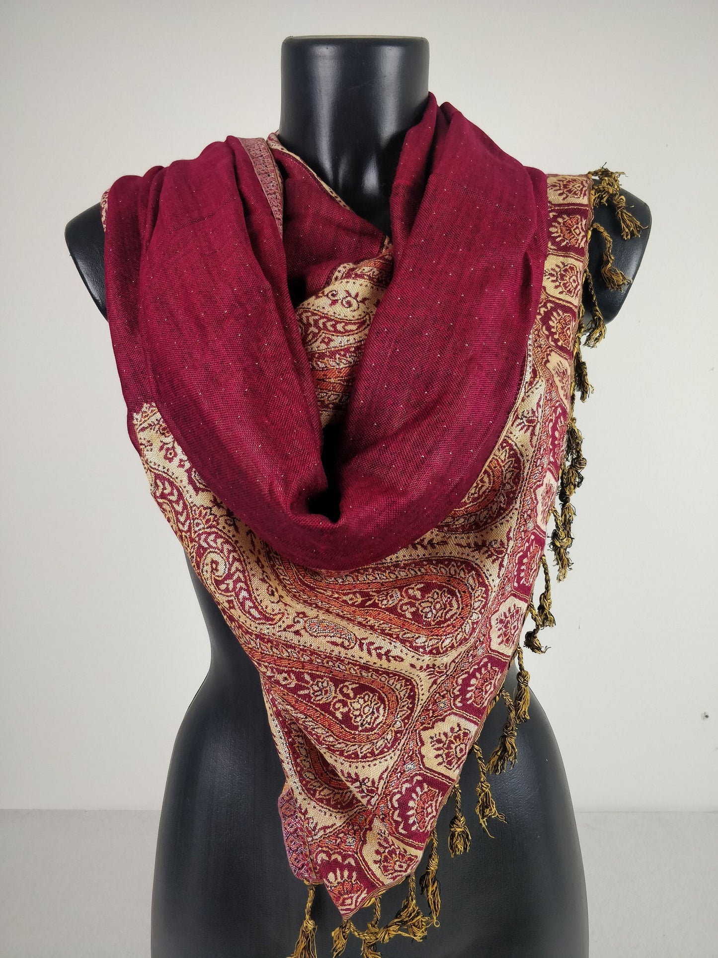 Wende-Pashmina von Helak aus Viskose. Fuchsia- und cremefarbene Paisley-Muster.