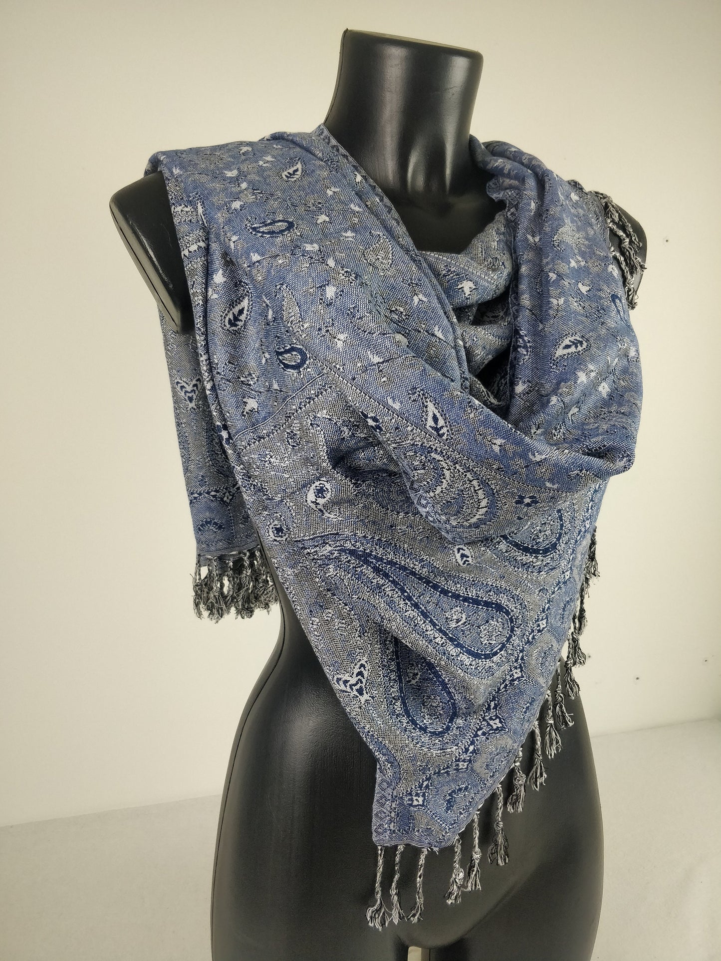 Pashmina Kheril réversible en viscose. Echarpe motifs paisley bleu.