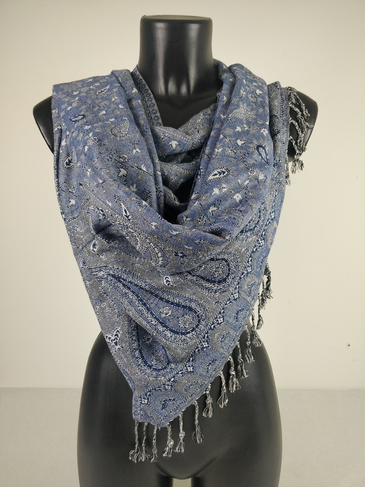 Pashmina Kheril réversible en viscose. Echarpe motifs paisley bleu.