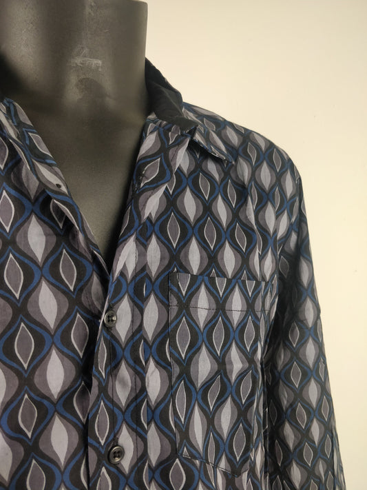 Chemise homme Rama manches longues. Chemise en coton. Motifs géométrique bleu, gris et noir.