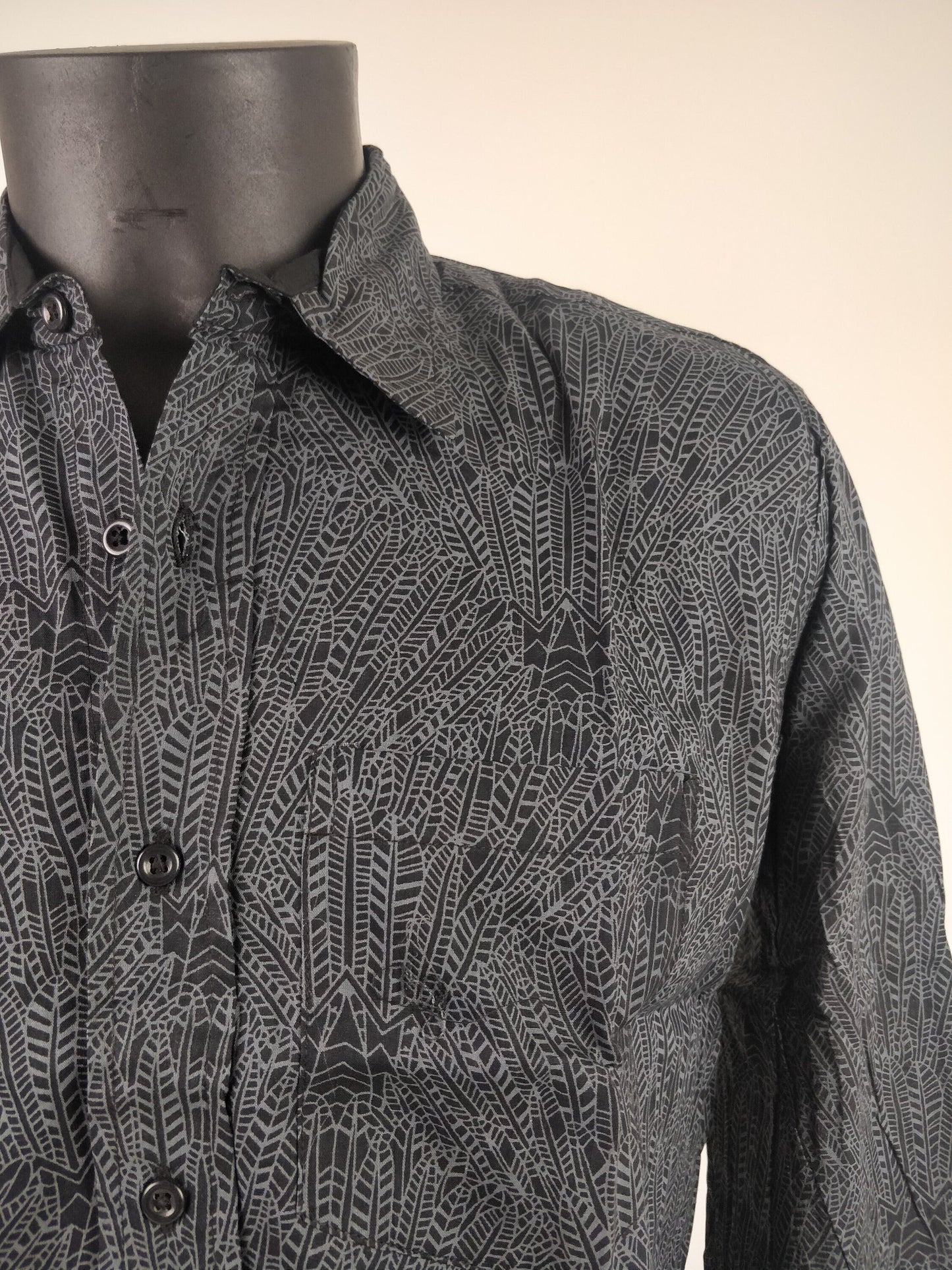 Chemise homme Rama manches longues. Chemise en coton. Motifs plumes grises foncées et noires.