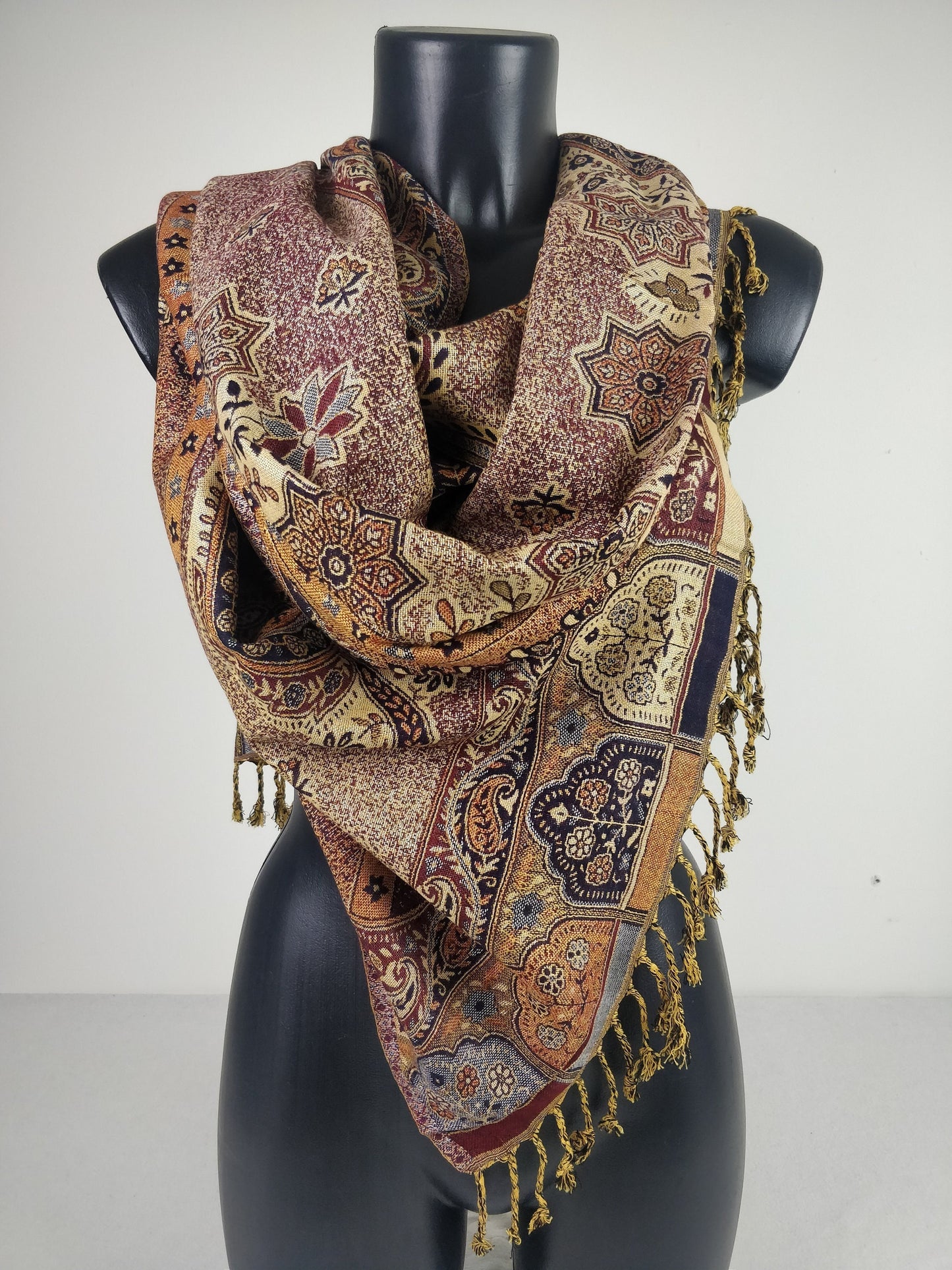 Pashmina vintage Hantra en viscose. Echarpe réversible aux motifs paisley.