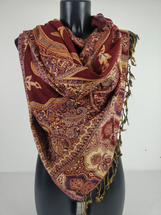 Pashmina vintage Hantra en viscose. Echarpe réversible aux motifs paisley rouge.