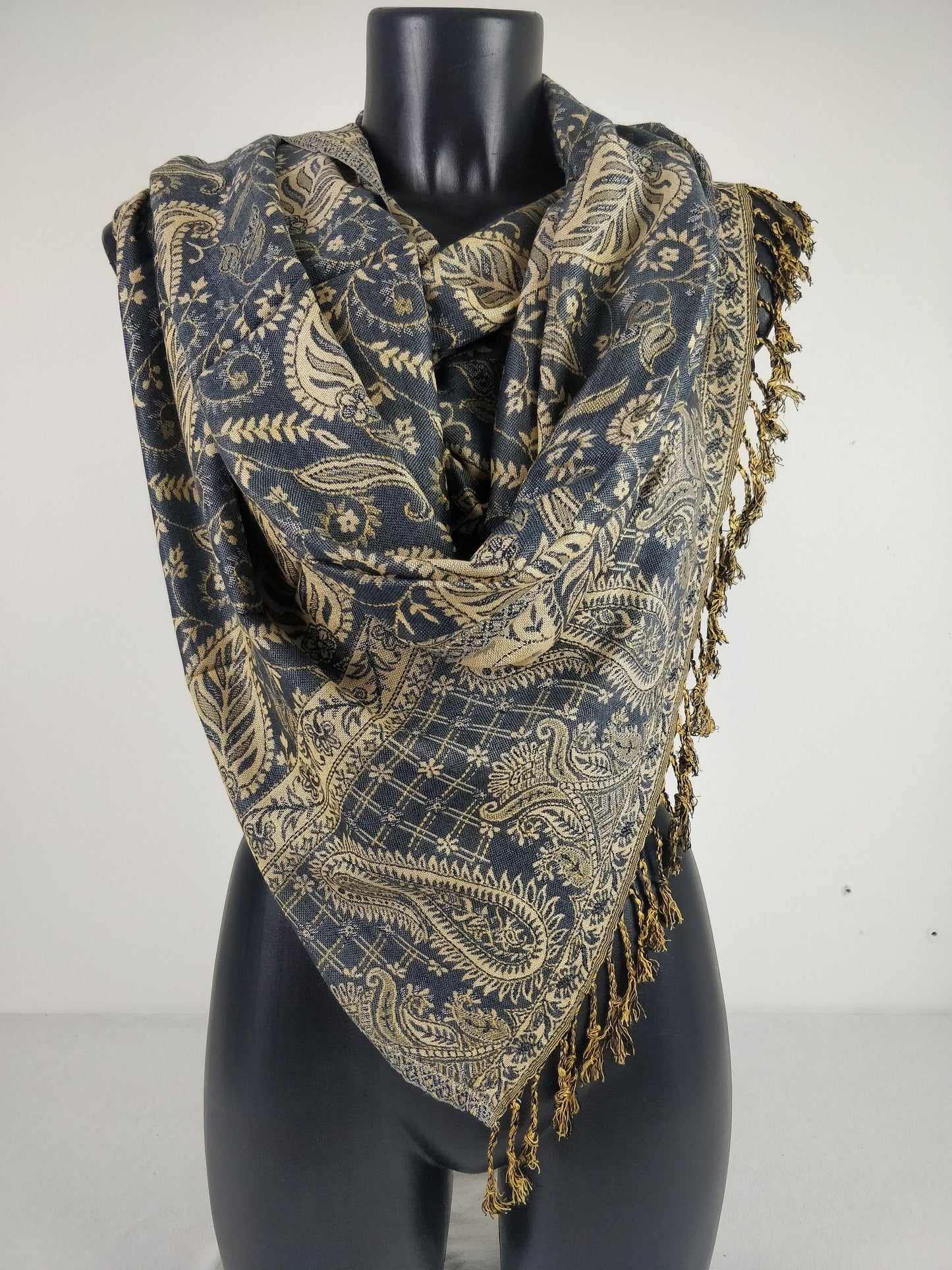 Pashmina Asoha réversible en viscose. Echarpe motif paisley gris.