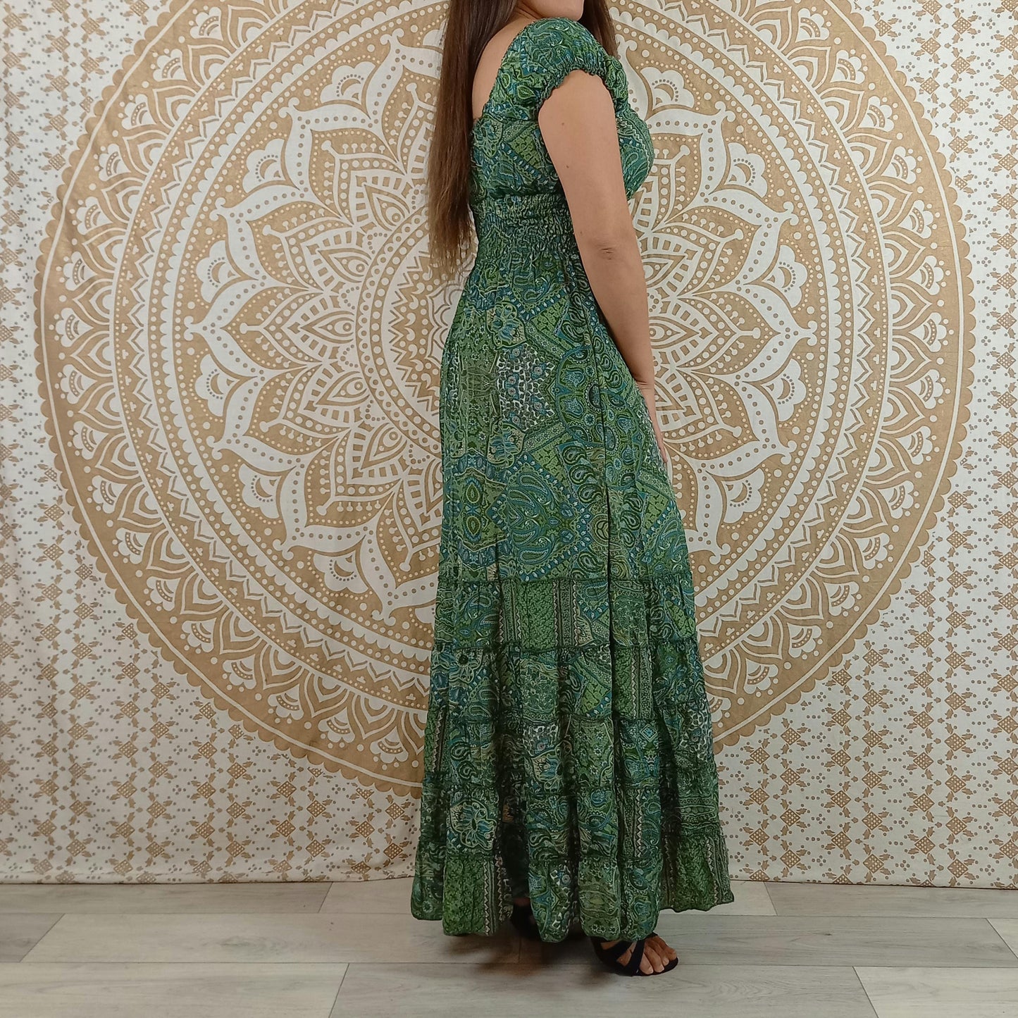 Robe longue Tehla en soie indienne. Robe bohème évasée, à volants. Imprimé ethnique vert.