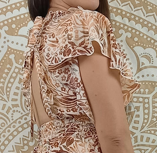 Robe dos nu Vaishali en soie indienne. Robe longue bohème. Imprimé fleuri marron et blanc.