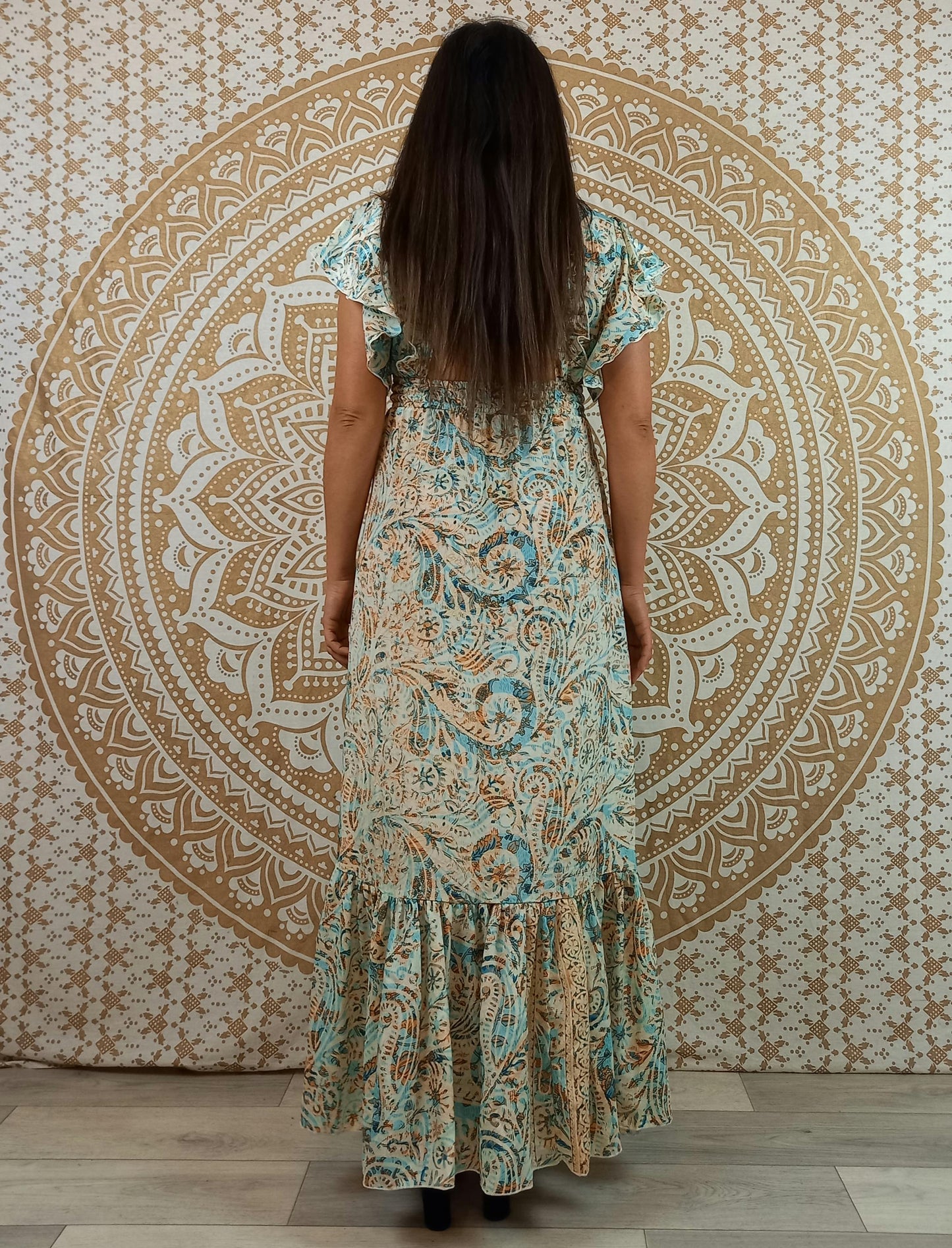 Robe dos nu Vaishali en soie indienne. Robe longue bohème. Imprimé fleuri bleu et blanc.