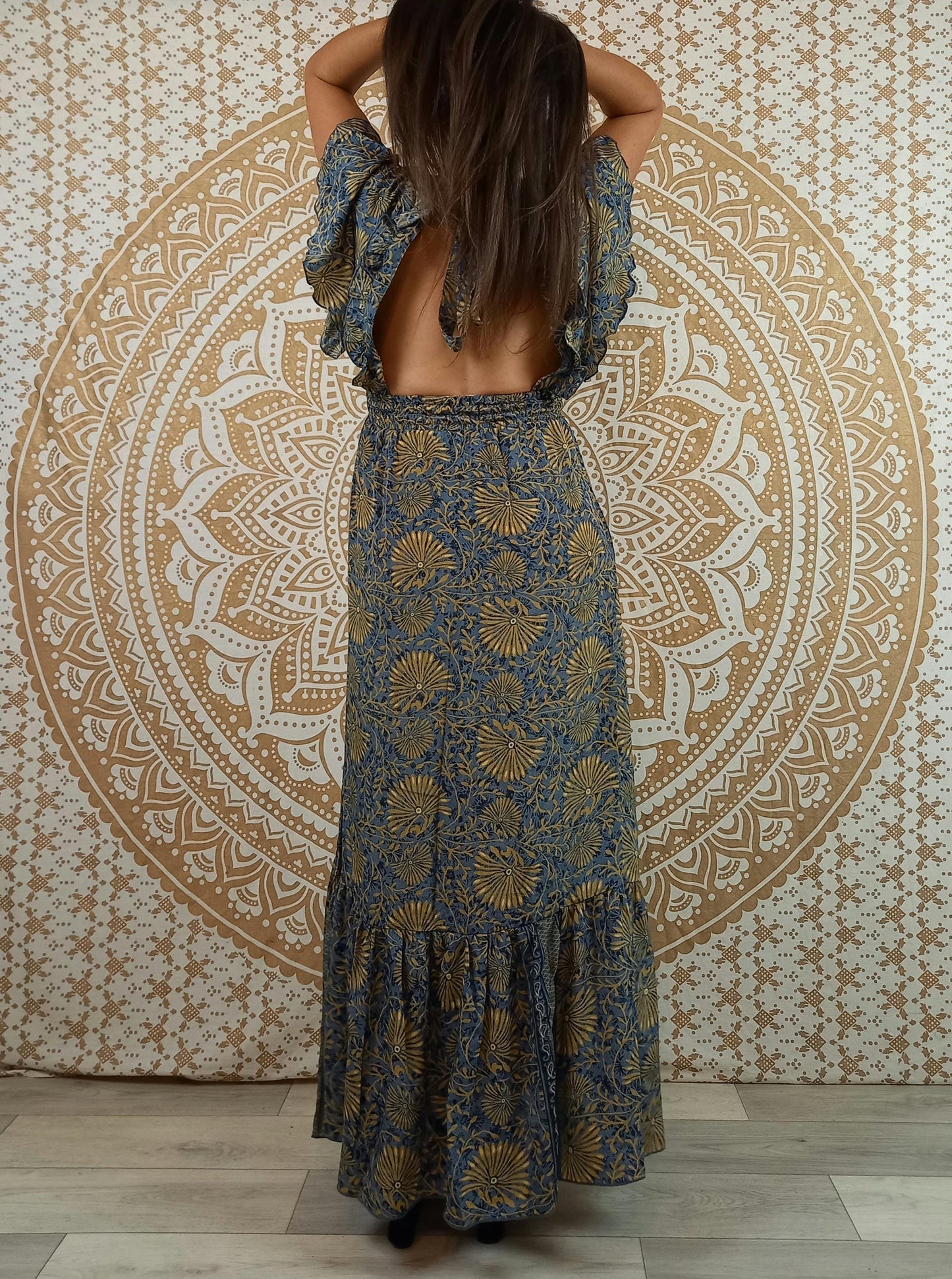 Robe dos nu Vaishali en soie indienne. Robe longue bohème. Imprimé fleuri bleu et marron.