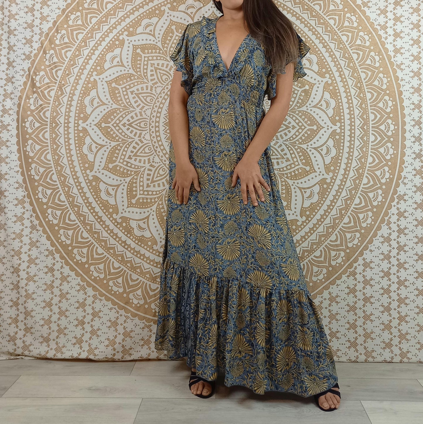 Robe dos nu Vaishali en soie indienne. Robe longue bohème. Imprimé fleuri bleu et marron.