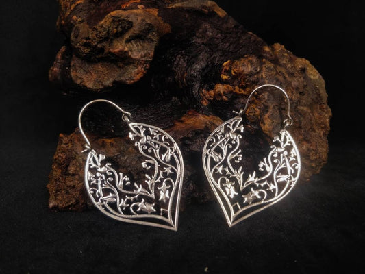 Boucles d'oreilles bohème goutte avec fleurs en laiton / laiton plaqué argent.