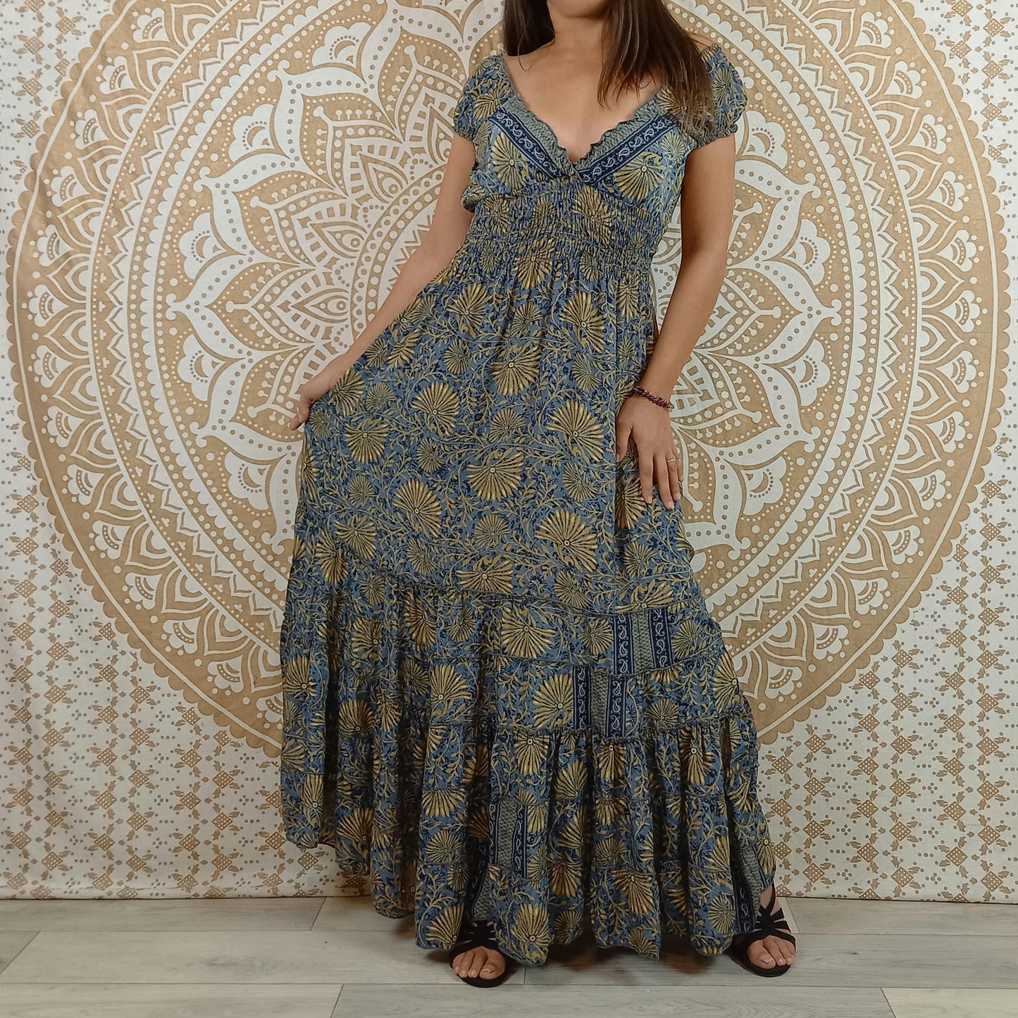 Robe longue Tehla en soie indienne. Robe bohème évasée, à volants. Imprimé fleuri bleu et marron.