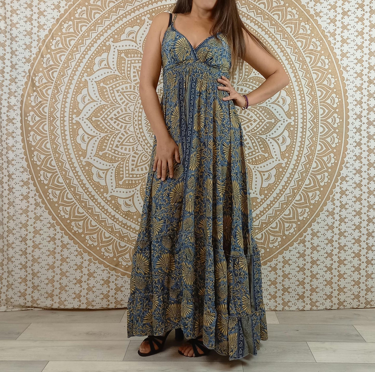 Robe longue femme Sareya en soie indienne. Maxi robe bohème ajustée et évasée. Imprimé fleuri bleu et marron.