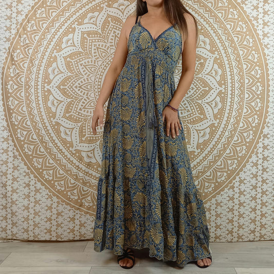 Robe longue femme Sareya en soie indienne. Maxi robe bohème ajustée et évasée. Imprimé fleuri bleu et marron.