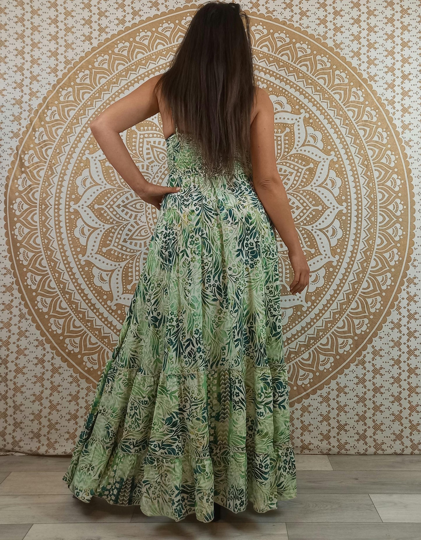 Robe longue femme Sareya en soie indienne. Maxi robe bohème ajustée et évasée. Imprimé fleuri vert et blanc.