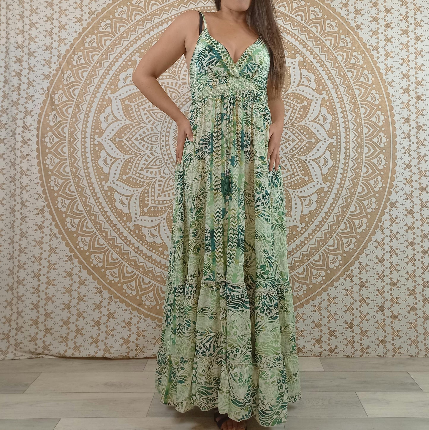 Robe longue femme Sareya en soie indienne. Maxi robe bohème ajustée et évasée. Imprimé fleuri vert et blanc.