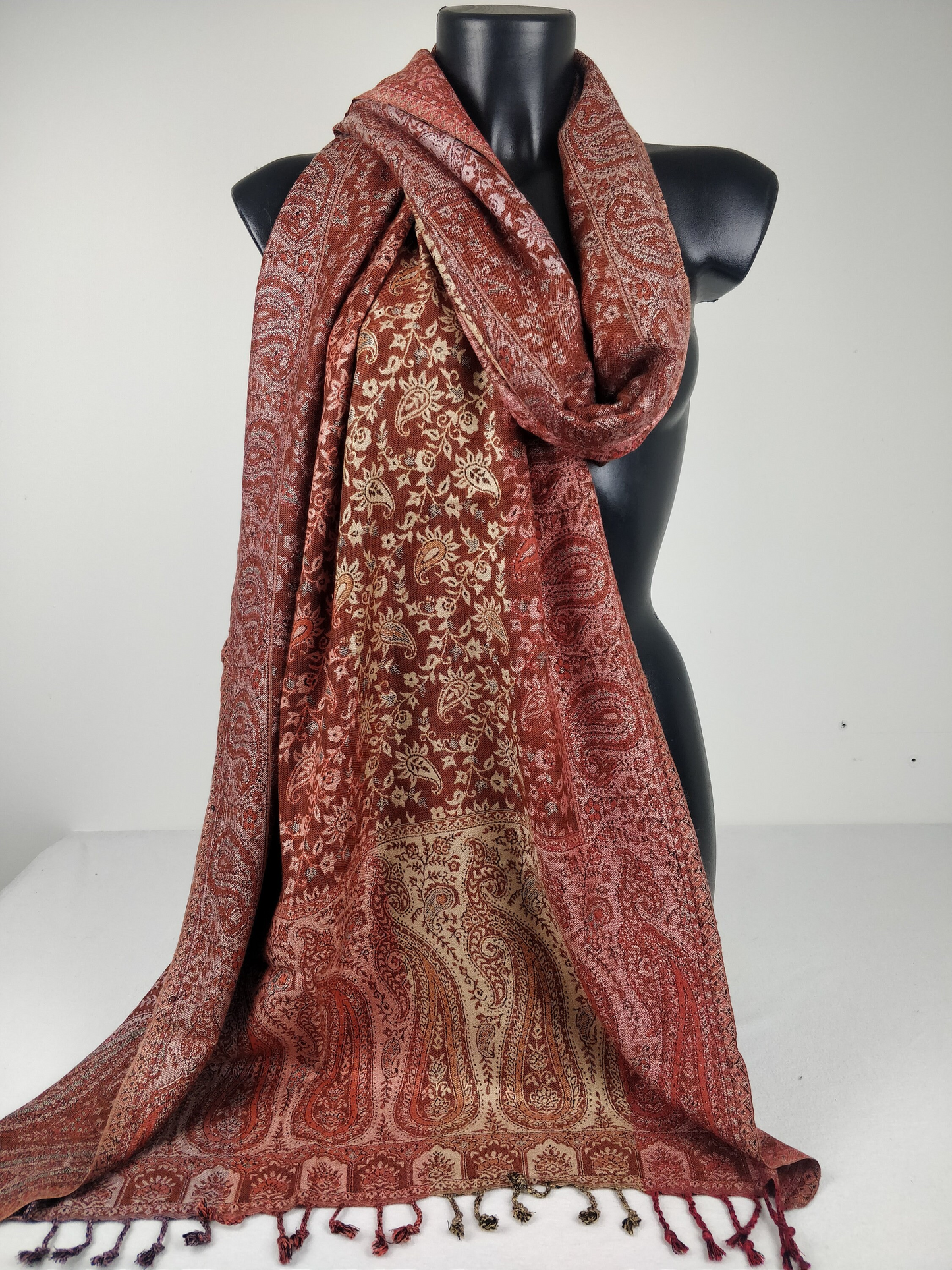 Pashmina réversible Sankya en viscose. Echarpe motif paisley multicolore tons marron.