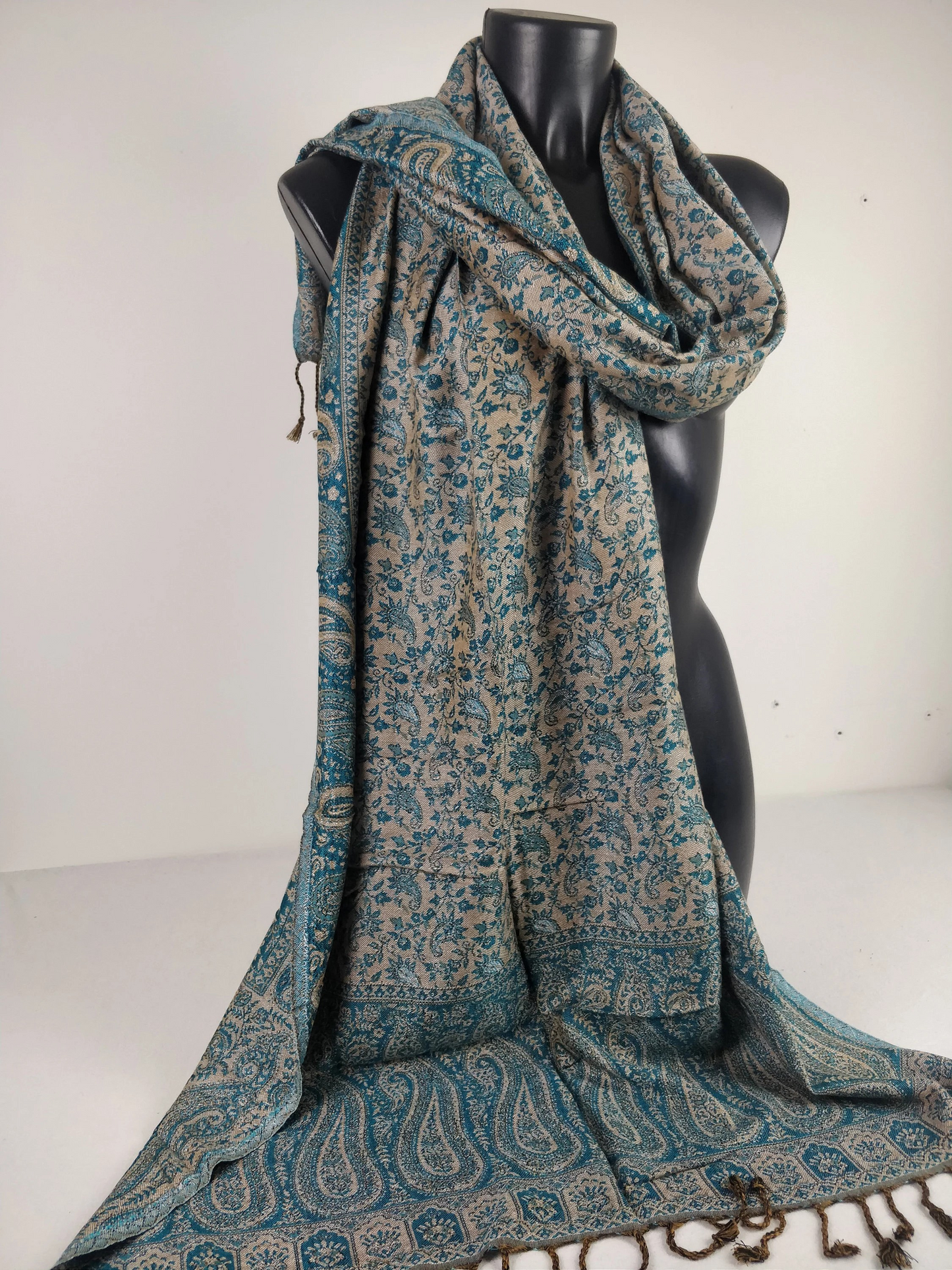 Pashmina réversible Sankya en viscose. Echarpe aux motifs paisley bleu.