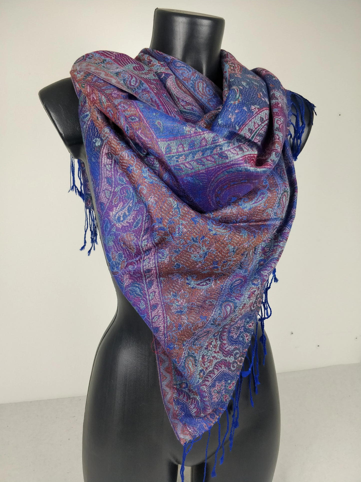 Wende-Mangal-Pashmina aus Modal/Seide. Schal mit blauen Paisleymustern.