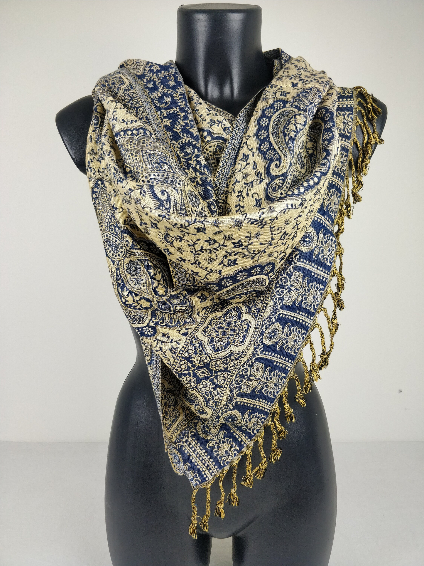 Pashmina réversible Daksha en viscose. Motif paisley bleu et crème.