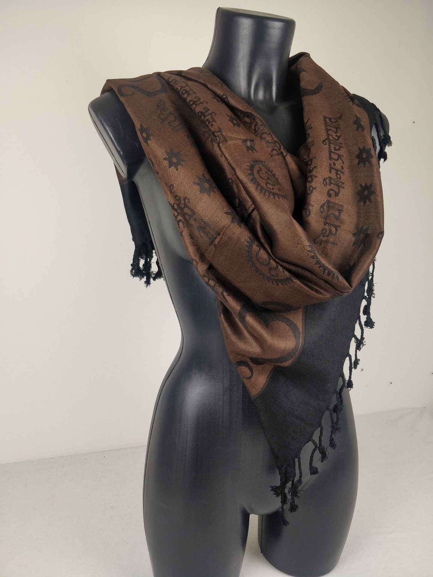 Pashmina Kharma réversible en viscose. Echarpe motifs ohm marron.