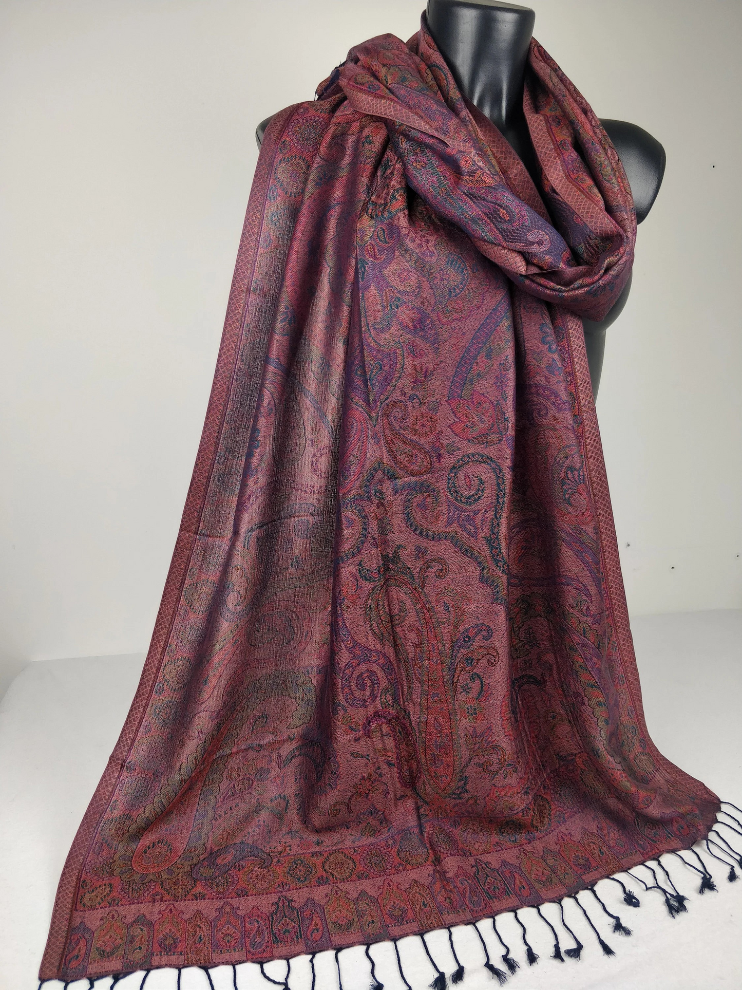 Pashmina Mangal réversible en modal / soie. Echarpe motif paisley marron, violet et bleu.