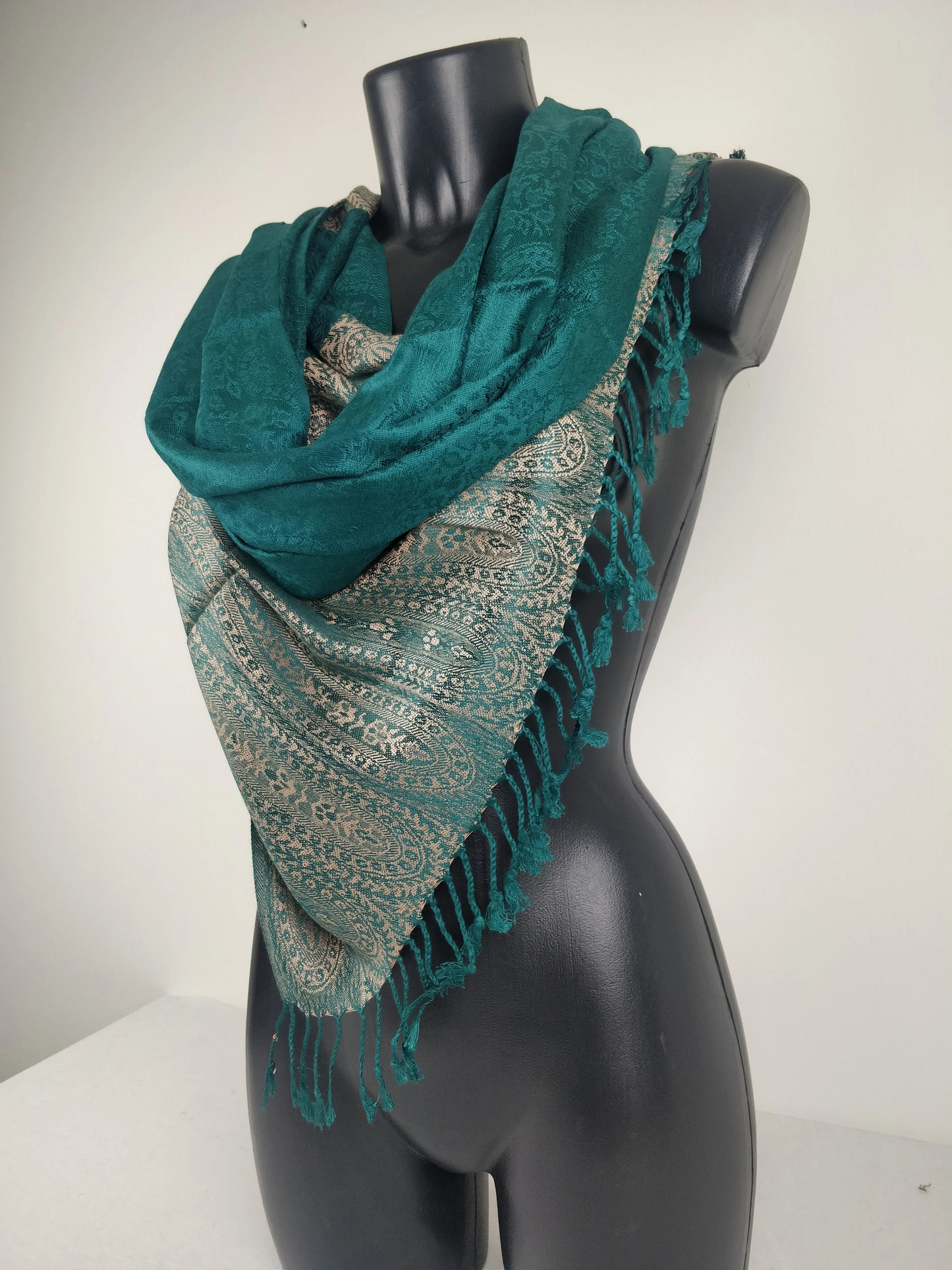 Zweifarbiger Vaisana-Pashmina aus Viskose. Braunes Paisley-Muster.