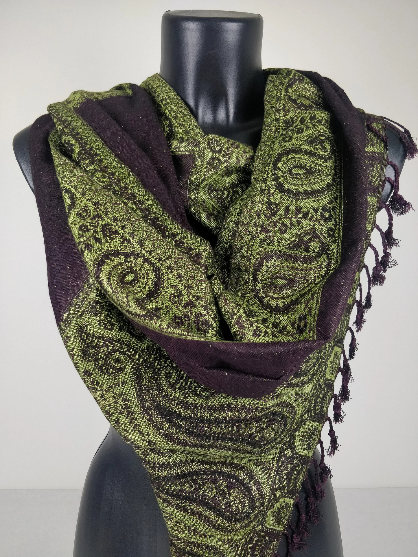 Pashmina Helak réversible en viscose. Echarpe motifs paisley marron et vert.