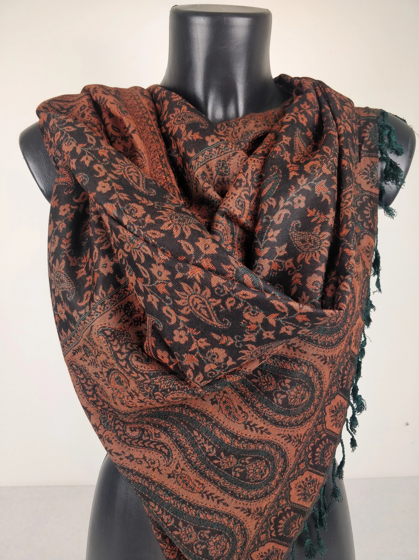 Pashmina réversible Sankya en viscose. Echarpe motif paisley marron, noir et vert.