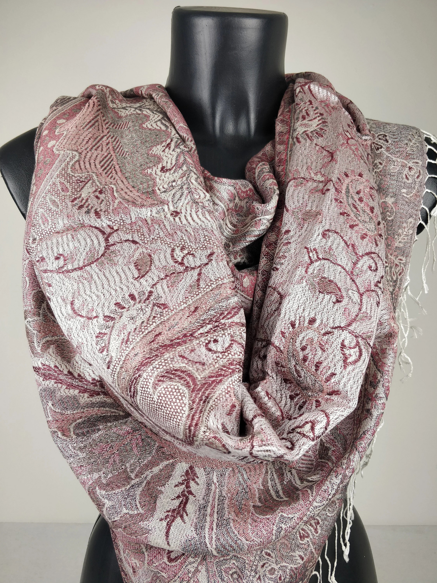 Pashmina Mangal réversible en modal / soie. Echarpe motif paisley rose et blanc.